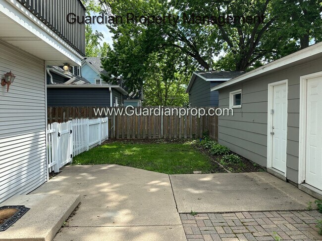 Building Photo - Downtown Hopkins SFH, Fenced Yard, Patio, Spacious Primary, 4 Car Detached Garage