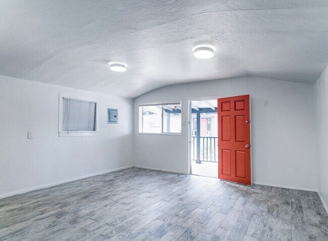 Building Photo - 2 Bedroom/1 Bathroom - Isla Vista