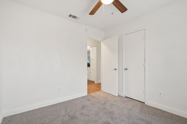 Building Photo - Irving 3-bed 2-bath with Corner Lot Big Yard