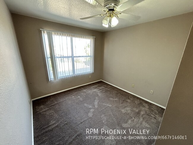 Building Photo - Large 4/ 2.5 Home Warm &  Welcoming & Larg...