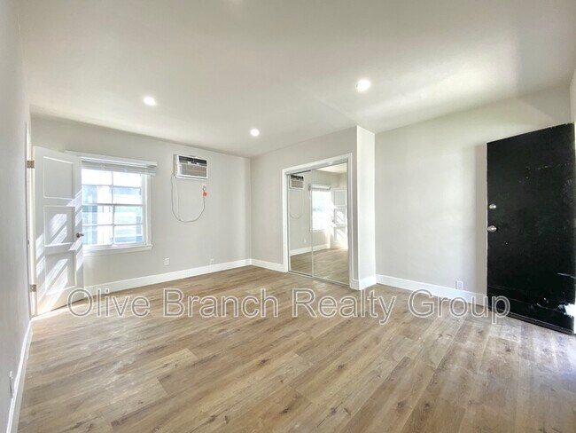 Building Photo - 14532 Dickens St