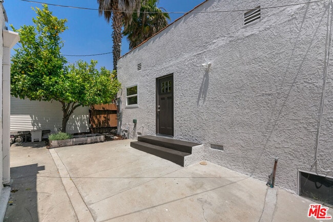 Building Photo - 2317 Vineyard Ave