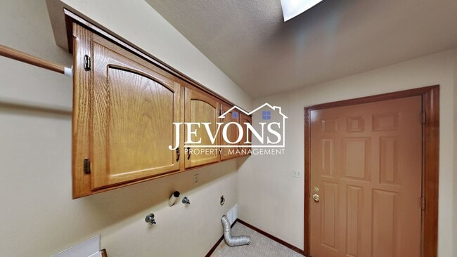 Building Photo - $500 Off First Month! Enjoy this 3-bedroom home featuring a fully equipped kitchen, a two-car att...