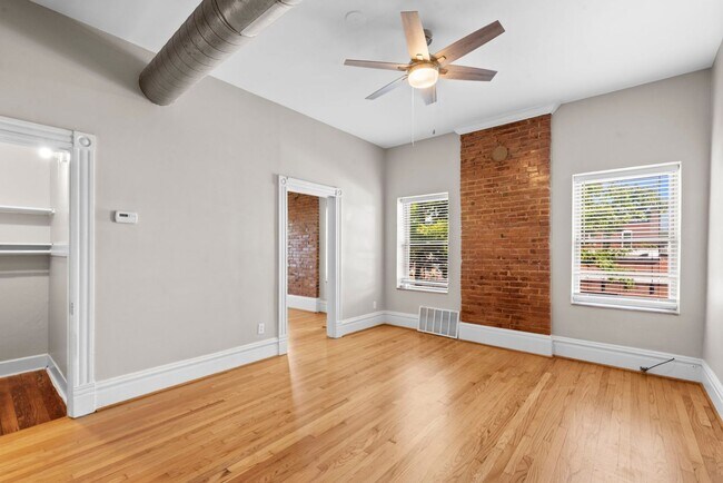 Building Photo - 2700-2702 Macklind