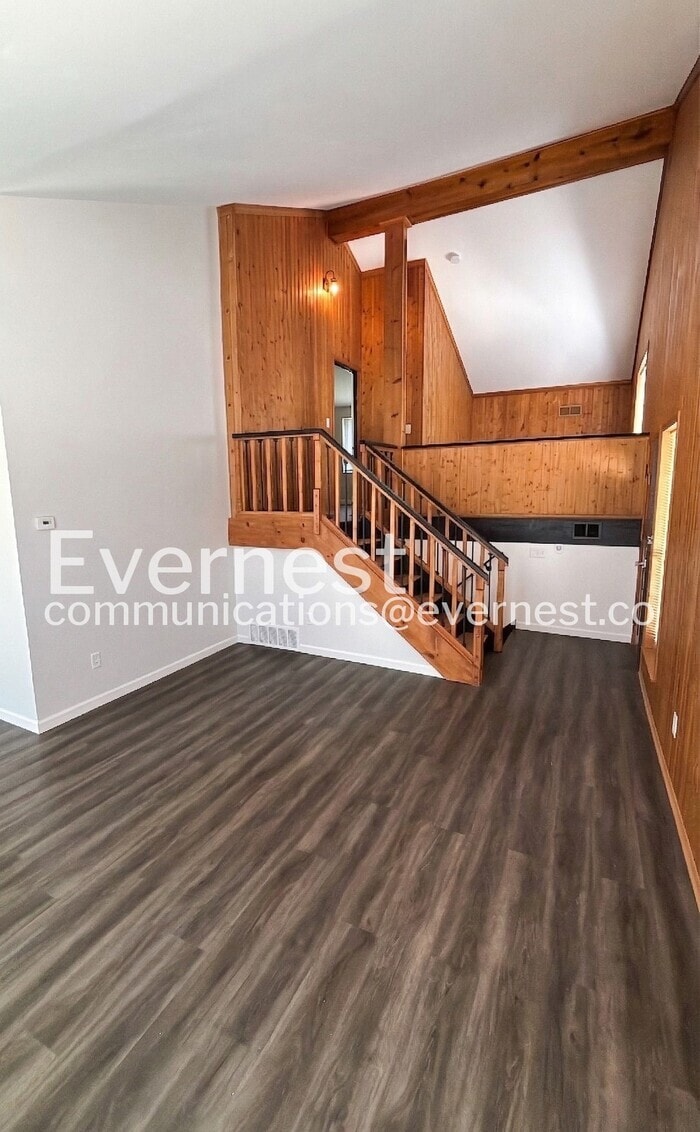 Building Photo - 422 Country Downs Dr