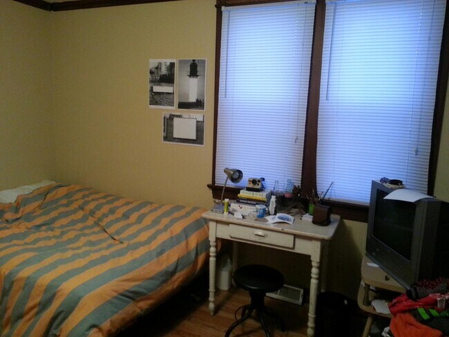 Building Photo - 1823 W Cornelia Ave