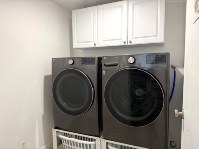 Building Photo - Furnished Multi-Level Townhome in South Redondo Beach – Available for 6–12 Months