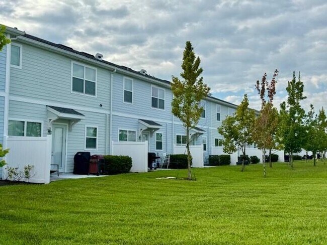 Building Photo - For Rent 3/2.5 townhome 2 Car Garage in Storey Lake,