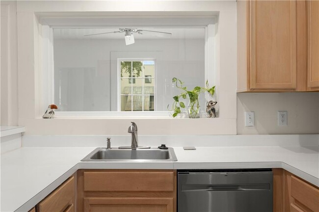 Building Photo - 2035 Manchester St NE