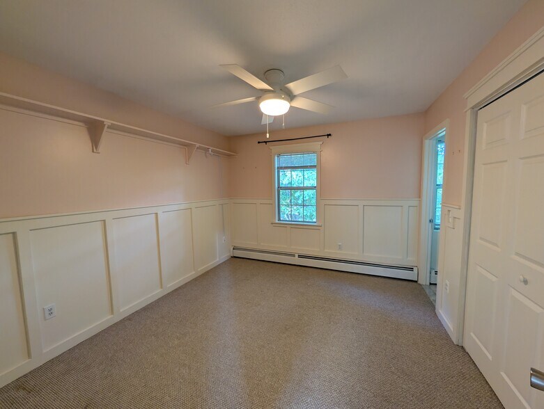 Building Photo - 565 Quaker Ln