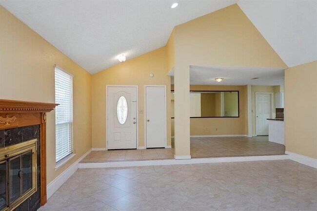Building Photo - 2007 Highland Hills Dr