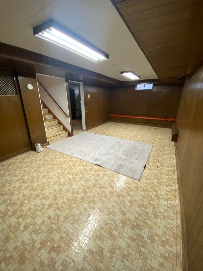 Building Photo - Cozy Home with Double Stall Garage
