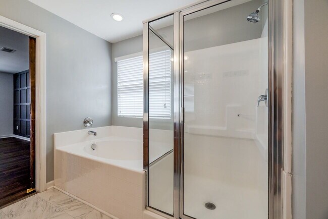 Building Photo - Spacious & Convenient