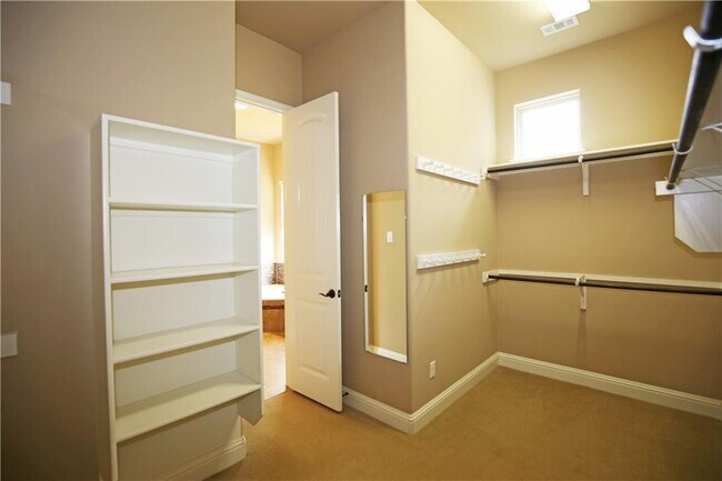 Building Photo - 400 Cheyenne Ln