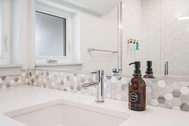 Building Photo - 4613 Dayton Ave N