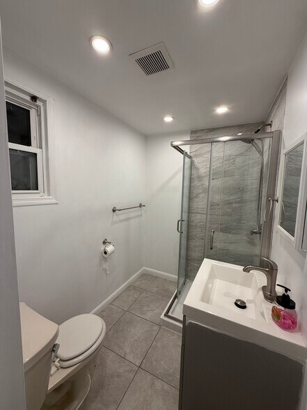 Building Photo - 75 Henry St