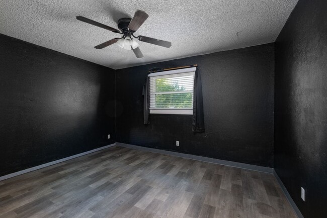 Building Photo - Spacious 5-Bedroom Home with Bonus Room & ...