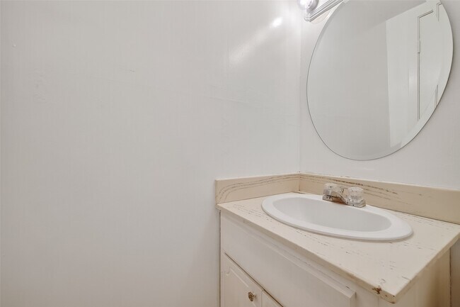 Building Photo - 8462 Leawood Blvd