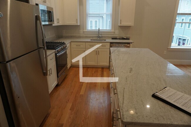 Building Photo - Amazing 3 bed 1.5 bath in Brighton...