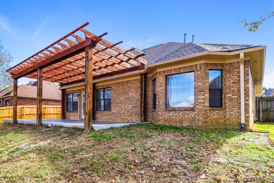 Building Photo - 300 Mossy Springs Dr
