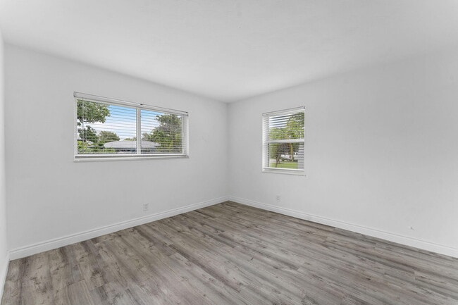 Building Photo - 430 NE 49th St