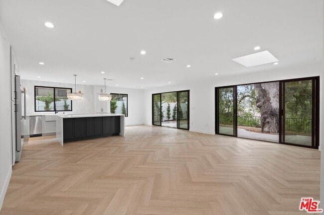 Building Photo - 3549 Elm Dr