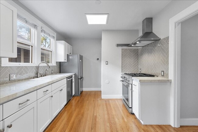 Building Photo - 1434 Paru St