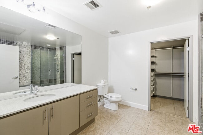 Building Photo - 1130 Flower St