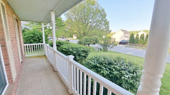 Building Photo - 3 Bed / 3 Bath Single Family Home