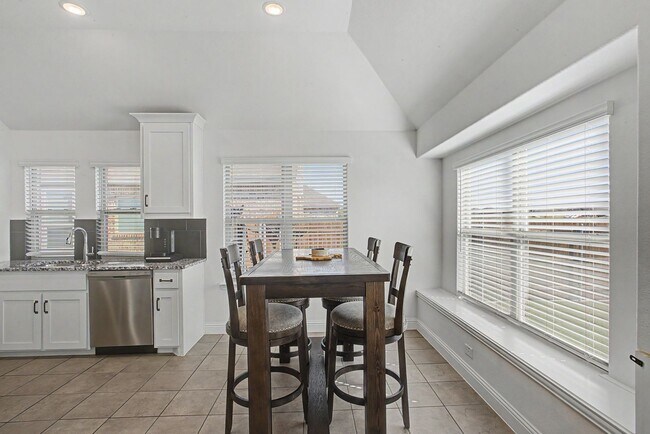 Building Photo - Beautifully Maintained Home on Greenbelt!