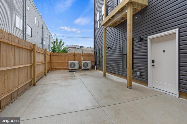 Building Photo - 2214 N Front St