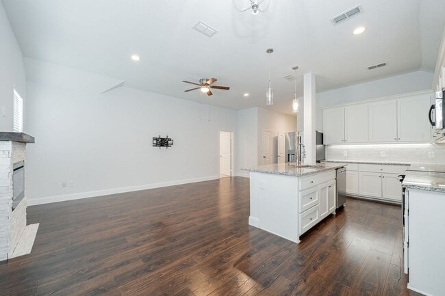Building Photo - Beautifully Updated 3-Bed, 2-Bath Home Nea...