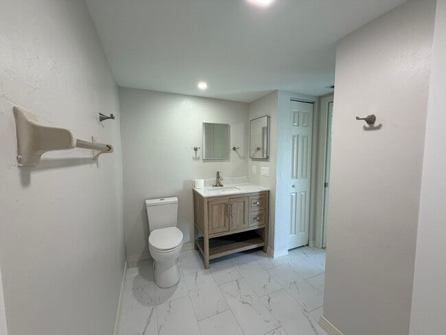 Building Photo - Beautiful Remodeled Townhome