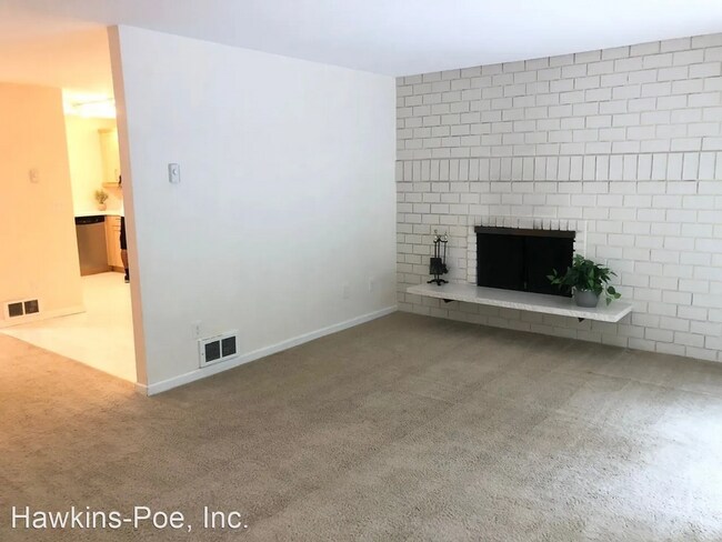 Building Photo - 3 bed 2 bath Duplex Great Yard!