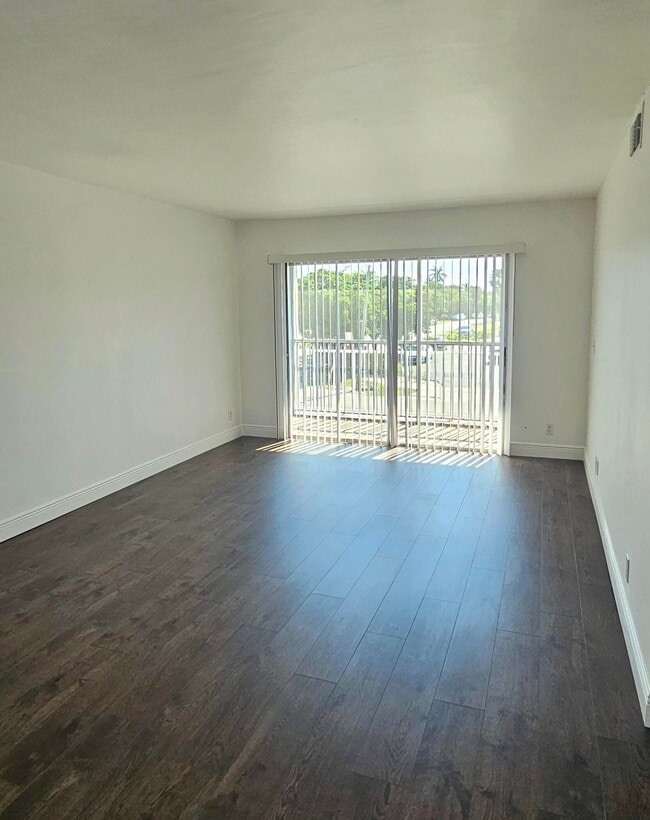 Building Photo - 1501 Crescent Cir