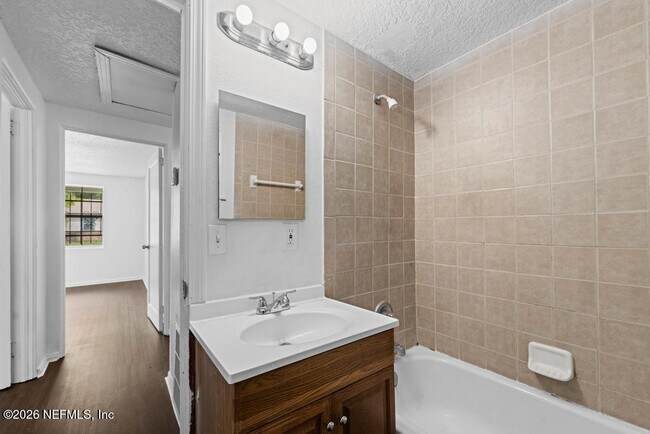 Building Photo - 1424 W 9th St