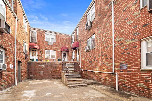 Building Photo - 1400 5th St