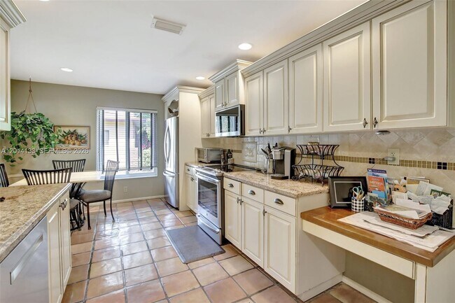 Building Photo - 5320 SW 21st Ct