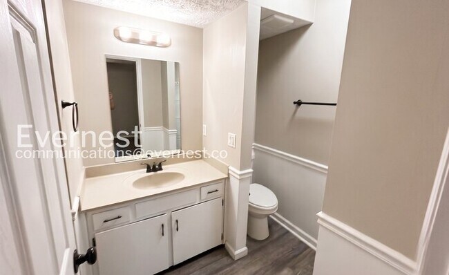 Building Photo - 3392 Shadowlawn Dr