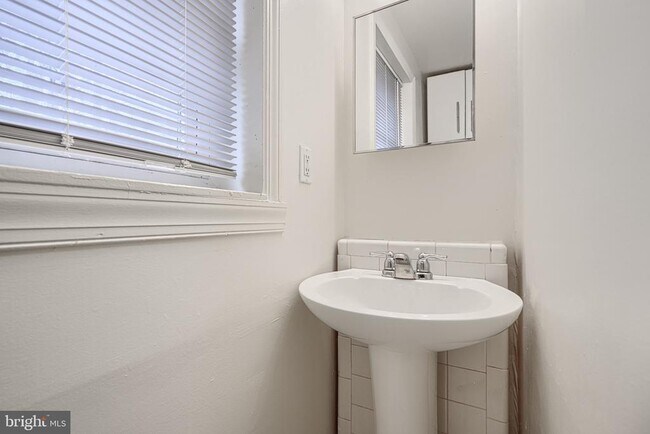 Building Photo - 1138 W Lombard St