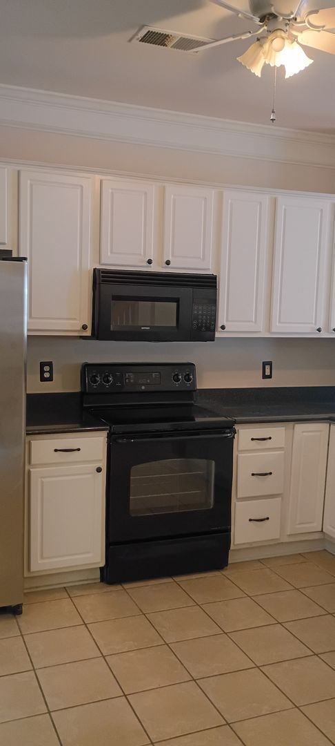 Building Photo - Lovely Townhome in Southeast Columbia