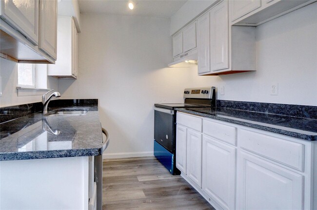 Building Photo - Move-In Ready 2 Bed Downstairs Condo- Read...