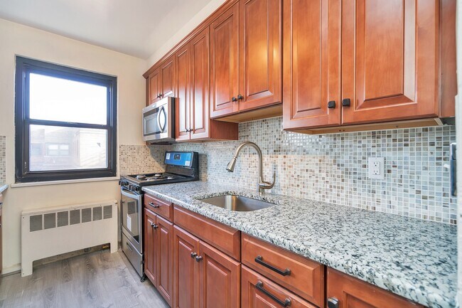 Building Photo - 2335 Hudson Terrace