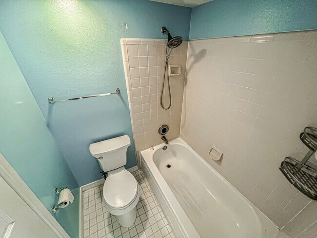 Building Photo - Charming 1 Bed 1 Bath Unit With Private Balcony In The Fountains At McLean - Water Included