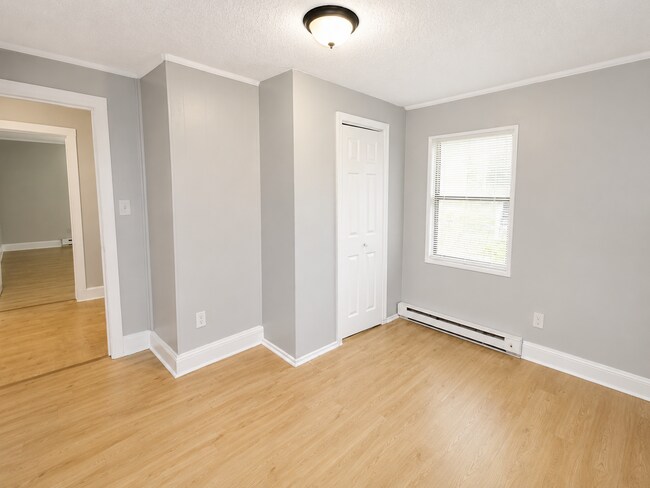 Building Photo - Bright 3-Bedroom Home with Covered Porch, Fireplace & Wooded Backyard
