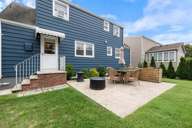 Building Photo - 47 Blondel Dr