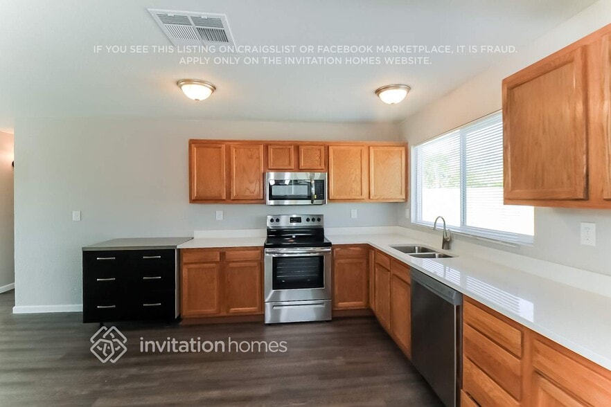 Building Photo - 10907 N 72nd Ave