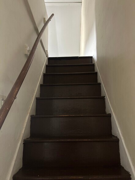 Building Photo - 604 E 5th St