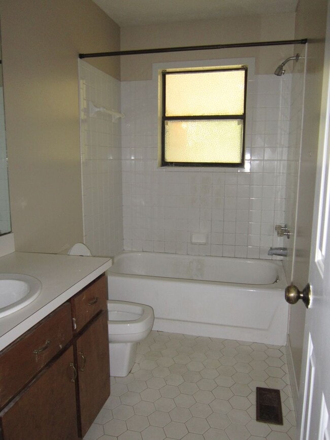 Building Photo - Hampton 1367-1369