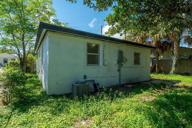 Building Photo - 1108 W 33rd St